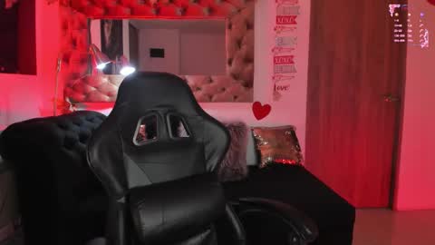 Snapshot of amelyamann chatting on February 23, 12:35 pm online show from February 23, 12:35 pm