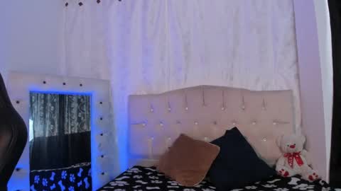 Snapshot of amethyst_01_ chatting on December 10, 10:37 pm amethyst_01_ online show from December 10, 10:37 pm