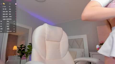 Snapshot of ami_sweet_18 chatting on March 28, 12:32 am Ami online show from March 28, 12:32 am