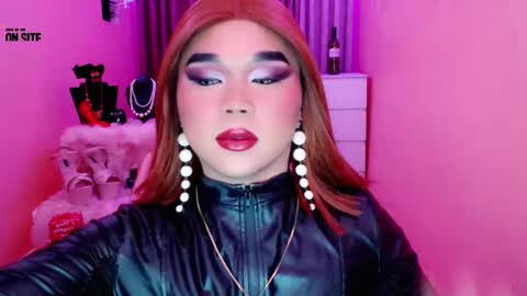 Snapshot of amiadoll chatting on December 4, 4:16 pm Queen Mireska online show from December 4, 4:16 pm