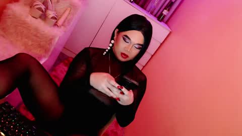 Snapshot of amiadoll chatting on January 15, 2:24 pm Queen Mireska online show from January 15, 2:24 pm