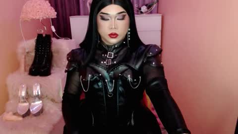 Snapshot of amiadoll chatting on September 13, 11:54 am Queen Mireska online show from September 13, 11:54 am