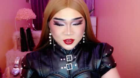 Snapshot of amiadoll chatting on September 19, 8:49 am Queen Mireska online show from September 19, 8:49 am
