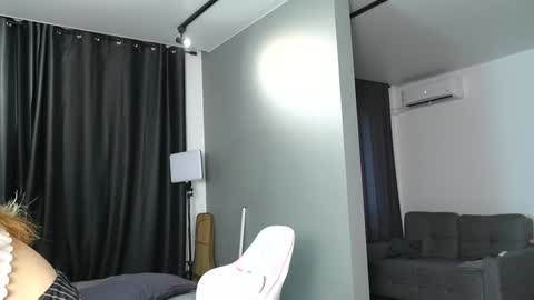 Snapshot of amilia4u chatting on October 28, 7:56 am A online show from October 28, 7:56 am