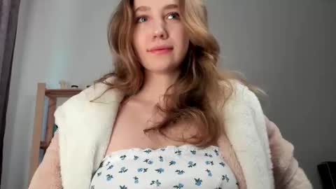 Snapshot of amillygil chatting on April 21, 8:31 am Emily online show from April 21, 8:31 am