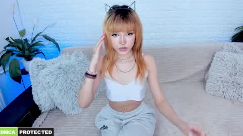 Snapshot of amiraaa__ chatting on April 4, 10:57 am online show from April 4, 10:57 am