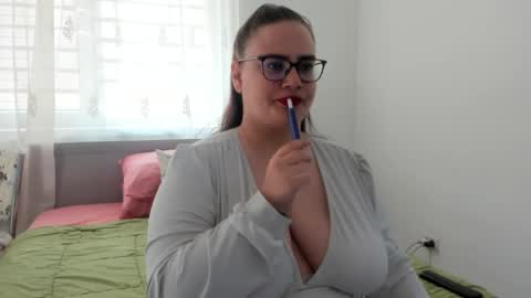 Amira Vyxen online show from May 5, 7:05 am
