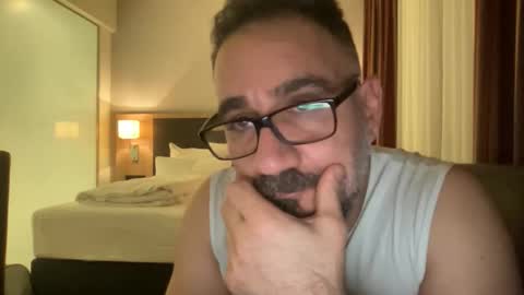 Snapshot of amirsds3298129 chatting on February 15, 6:15 pm amirsds3298129 online show from February 15, 6:15 pm