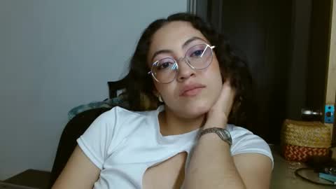 Snapshot of amitlu_ chatting on December 1, 11:25 pm amitlu_ online show from December 1, 11:25 pm