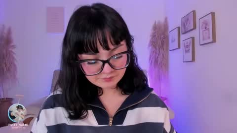 Snapshot of amy_lit chatting on September 23, 8:12 pm Hello I am Allison Welcome to my room and let is have a good time together whith me online show from September 23, 8:12 pm
