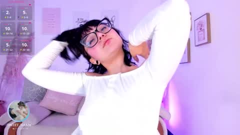 Snapshot of amy_lit chatting on September 29, 8:13 pm Hello I am Allison Welcome to my room and let is have a good time together whith me online show from September 29, 8:13 pm