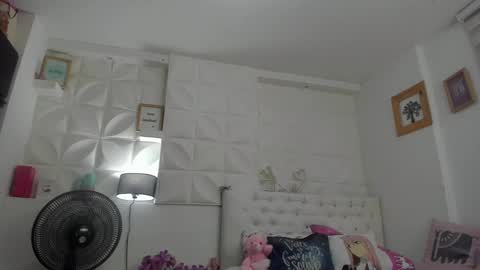 Snapshot of amy_queents chatting on February 9, 11:15 pm Amy Caroland online show from February 9, 11:15 pm