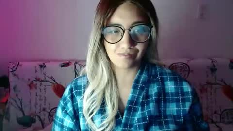 Snapshot of amycosplay99 chatting on January 6, 12:46 pm amycosplay99 online show from January 6, 12:46 pm