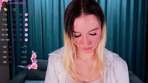 Snapshot of amygreen__ chatting on March 31, 2:39 pm Anna online show from March 31, 2:39 pm