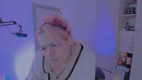 Snapshot of amyy_rouse chatting on April 4, 4:44 am Collinns online show from April 4, 4:44 am