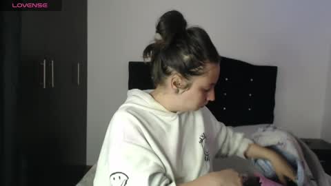 Snapshot of ana_arms_ chatting on April 9, 2:55 pm ana_arms_ online show from April 9, 2:55 pm