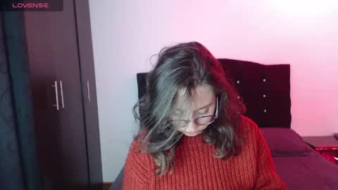 Snapshot of ana_arms_ chatting on April 13, 5:40 pm ana_arms_ online show from April 13, 5:40 pm