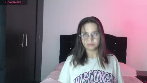 Snapshot of ana_arms_ chatting on April 26, 7:44 pm ana_arms_ online show from April 26, 7:44 pm