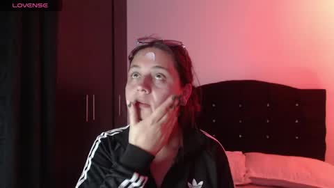 Snapshot of ana_arms_ chatting on May 4, 3:57 am ana_arms_ online show from May 4, 3:57 am