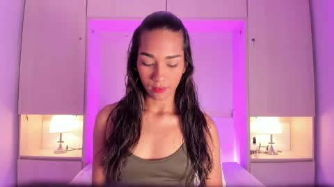 anaacollins_ online show from March 31, 11:32 am