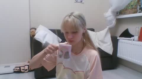 Snapshot of anabelbrando chatting on July 23, 4:27 pm Malvina online show from July 23, 4:27 pm