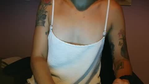 Snapshot of anabelucci_ chatting on April 9, 1:27 am anabelucci_ online show from April 9, 1:27 am