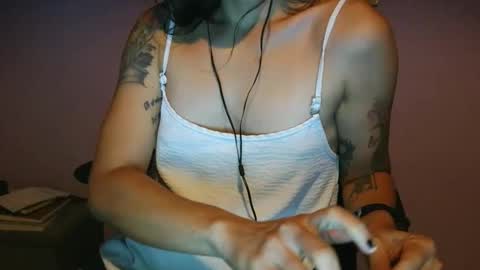Snapshot of anabelucci_ chatting on April 12, 5:12 am anabelucci_ online show from April 12, 5:12 am