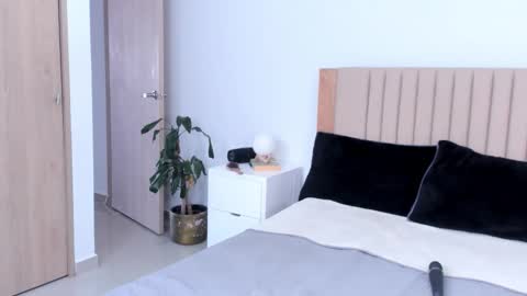 Snapshot of anahenao chatting on October 27, 8:02 pm Ana Henao or Annie... Follow me ahenaocb Insta X online show from October 27, 8:02 pm