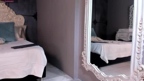 Snapshot of anahenao chatting on November 15, 8:38 pm Ana Henao or Annie... Follow me ahenaocb Insta X online show from November 15, 8:38 pm