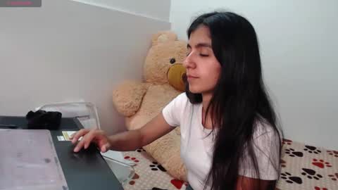 Snapshot of anahibrowns95 chatting on March 5, 8:27 pm Anahi Browns online show from March 5, 8:27 pm