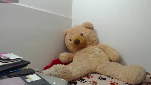 Snapshot of anahibrowns95 chatting on March 18, 9:40 pm Anahi Browns online show from March 18, 9:40 pm