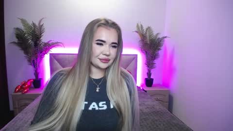 anastacyyellig online show from October 9, 1:25 am