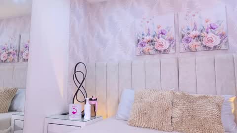 Mia online show from May 6, 11:37 am