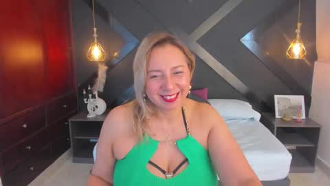 Snapshot of andre_soto_ chatting on October 4, 2:53 am A N D R E online show from October 4, 2:53 am