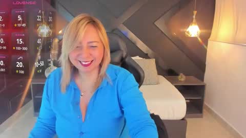 Snapshot of andre_soto_ chatting on March 15, 3:23 am A N D R E online show from March 15, 3:23 am