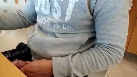 Snapshot of andrea_feetlover chatting on November 6, 6:47 am andrea_feetlover online show from November 6, 6:47 am