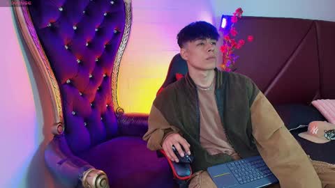 Snapshot of andreew_style_ chatting on April 1, 9:01 pm andreew_style_ online show from April 1, 9:01 pm