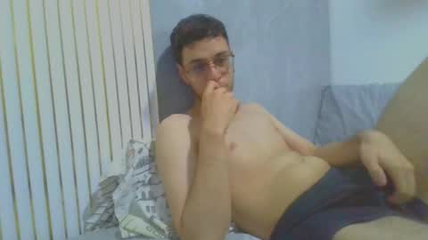 Snapshot of andres129494 chatting on December 1, 3:33 am andres129494 online show from December 1, 3:33 am