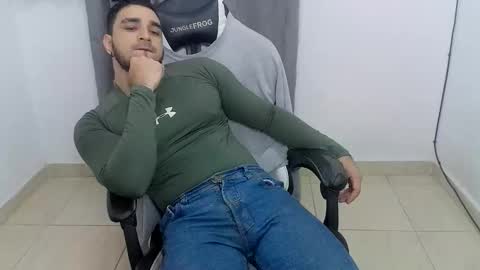 andres180950734 online show from May 6, 11:21 pm