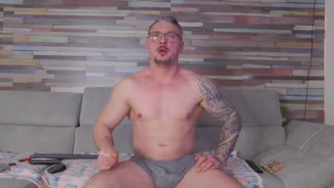 Snapshot of andres_dasli chatting on February 19, 5:38 am andres_dasli online show from February 19, 5:38 am