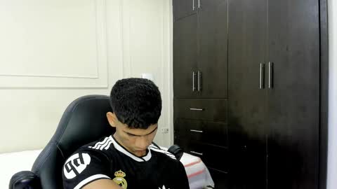 andres_stud online show from May 7, 4:07 am