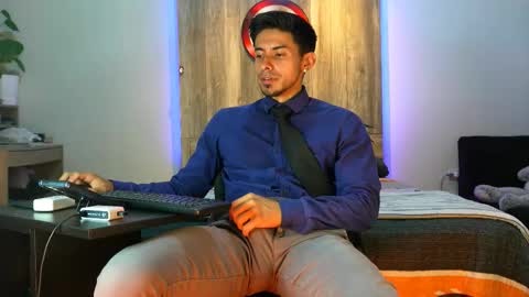 Snapshot of andrew_elliot chatting on February 15, 6:54 am Andrew online show from February 15, 6:54 am