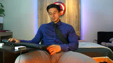 Snapshot of andrew_elliot chatting on February 19, 2:07 am Andrew online show from February 19, 2:07 am