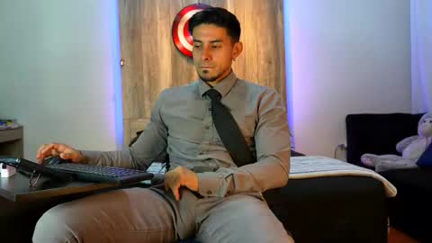 Snapshot of andrew_elliot chatting on March 4, 2:39 am Andrew online show from March 4, 2:39 am