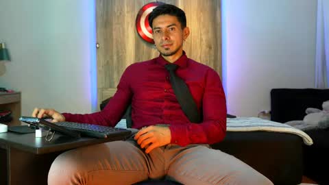 Snapshot of andrew_elliot chatting on March 24, 1:32 am Andrew online show from March 24, 1:32 am