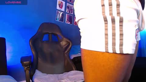 Snapshot of andrew_hoult chatting on December 5, 7:32 pm Andrew online show from December 5, 7:32 pm