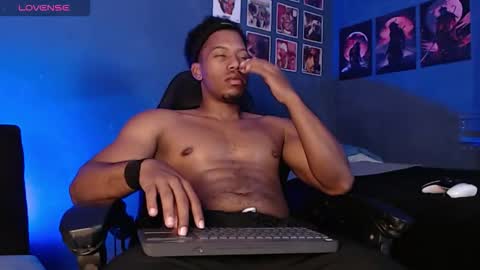 Snapshot of andrew_hoult chatting on December 17, 11:11 pm Andrew online show from December 17, 11:11 pm