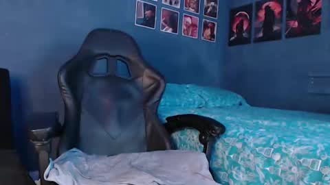 Snapshot of andrew_hoult chatting on March 10, 12:59 am Andrew online show from March 10, 12:59 am