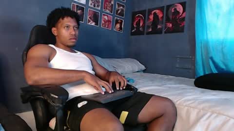 Snapshot of andrew_hoult chatting on April 5, 9:23 pm Andrew online show from April 5, 9:23 pm