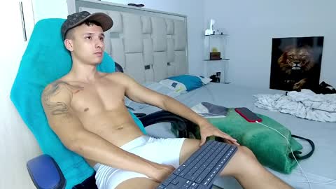 Snapshot of andrew_lover21 chatting on April 4, 3:49 am Andrew online show from April 4, 3:49 am